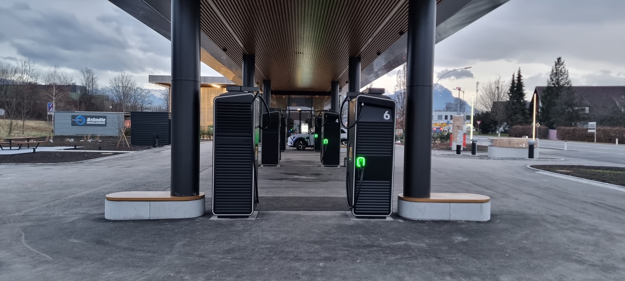 HPC-Schnellladepark mit eCharge-Ladern in der Abenddämmerung