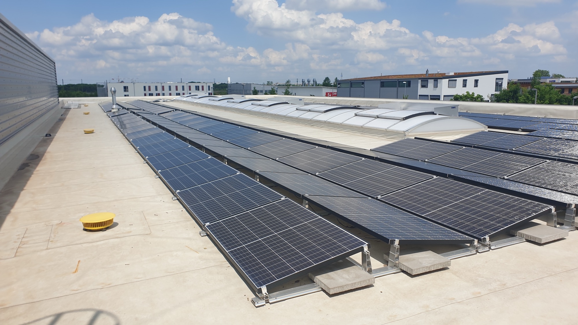 Photovoltaik-Großanlage auf einem Gewerbedach in der Oberpfalz